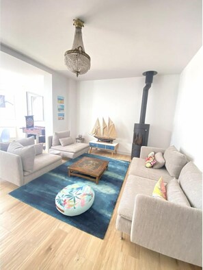 Smart-TV, Kamin, Tischfußball, Bücher