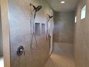 Douche, sèche-cheveux, serviettes fournies, savon