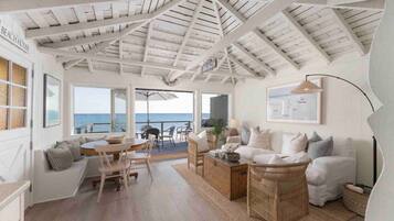 Televisie, een open haard en een stereo