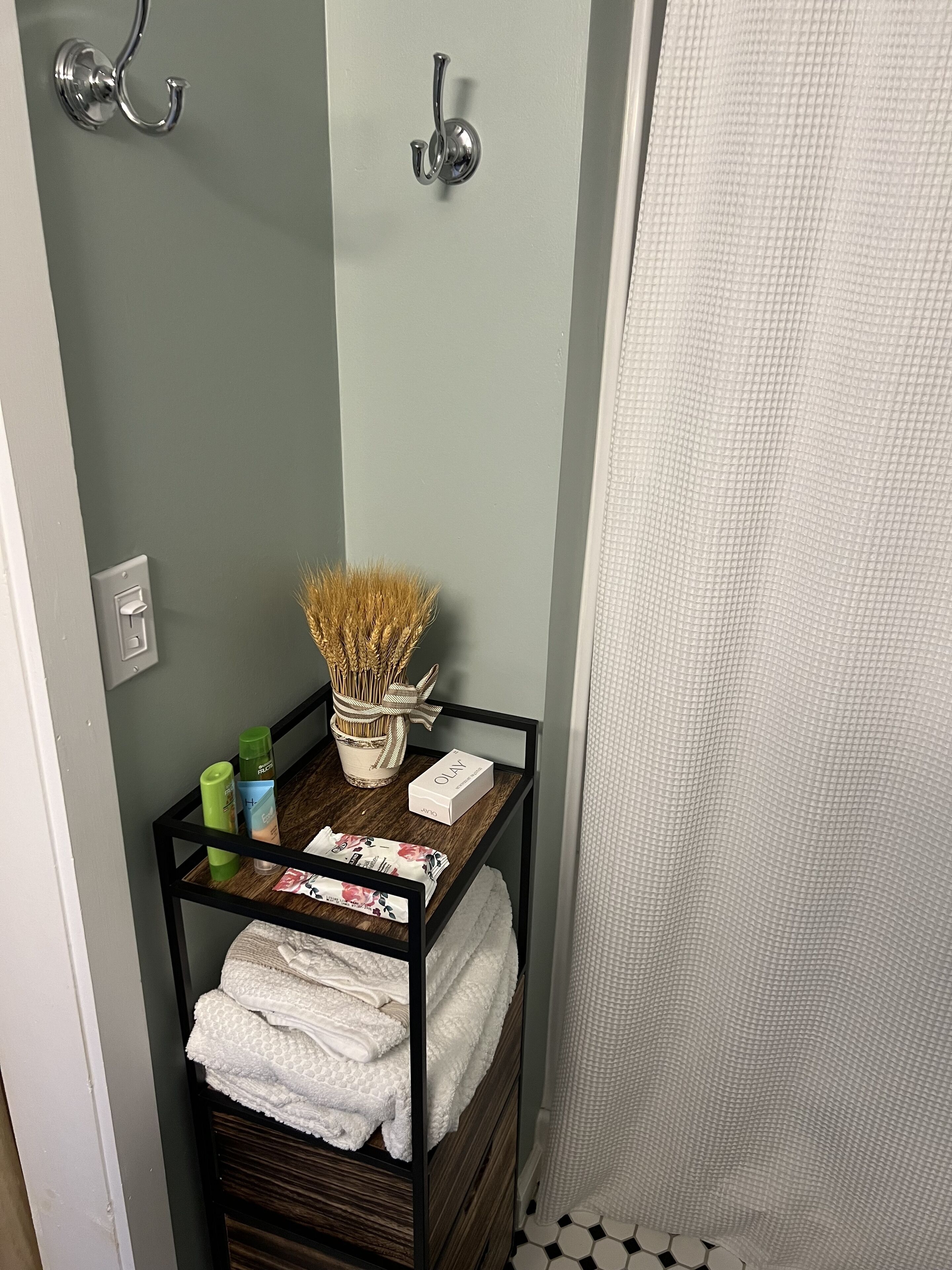 Een haardroger, handdoeken, zeep, shampoo