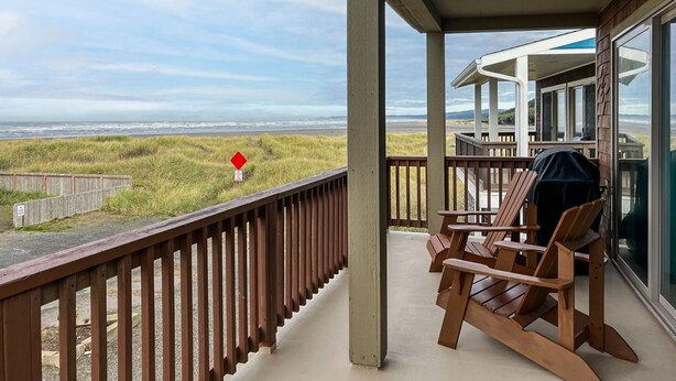 A balcony with a view of the beach and ocean. - Dog-Friendly Beach Escape - 20% off March stays (Moclips)