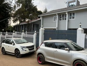 Property grounds - Perfect villa for your family vacation very close to City with Mountain Views (Ooty)