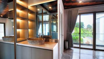 Luxury Villa | Desk, free WiFi, bed sheets