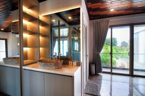 Villa de lujo | Escritorio, wifi gratis, ropa de cama