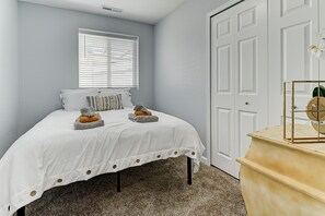 2 habitaciones, escritorio, tabla de planchar con plancha y wifi gratis 