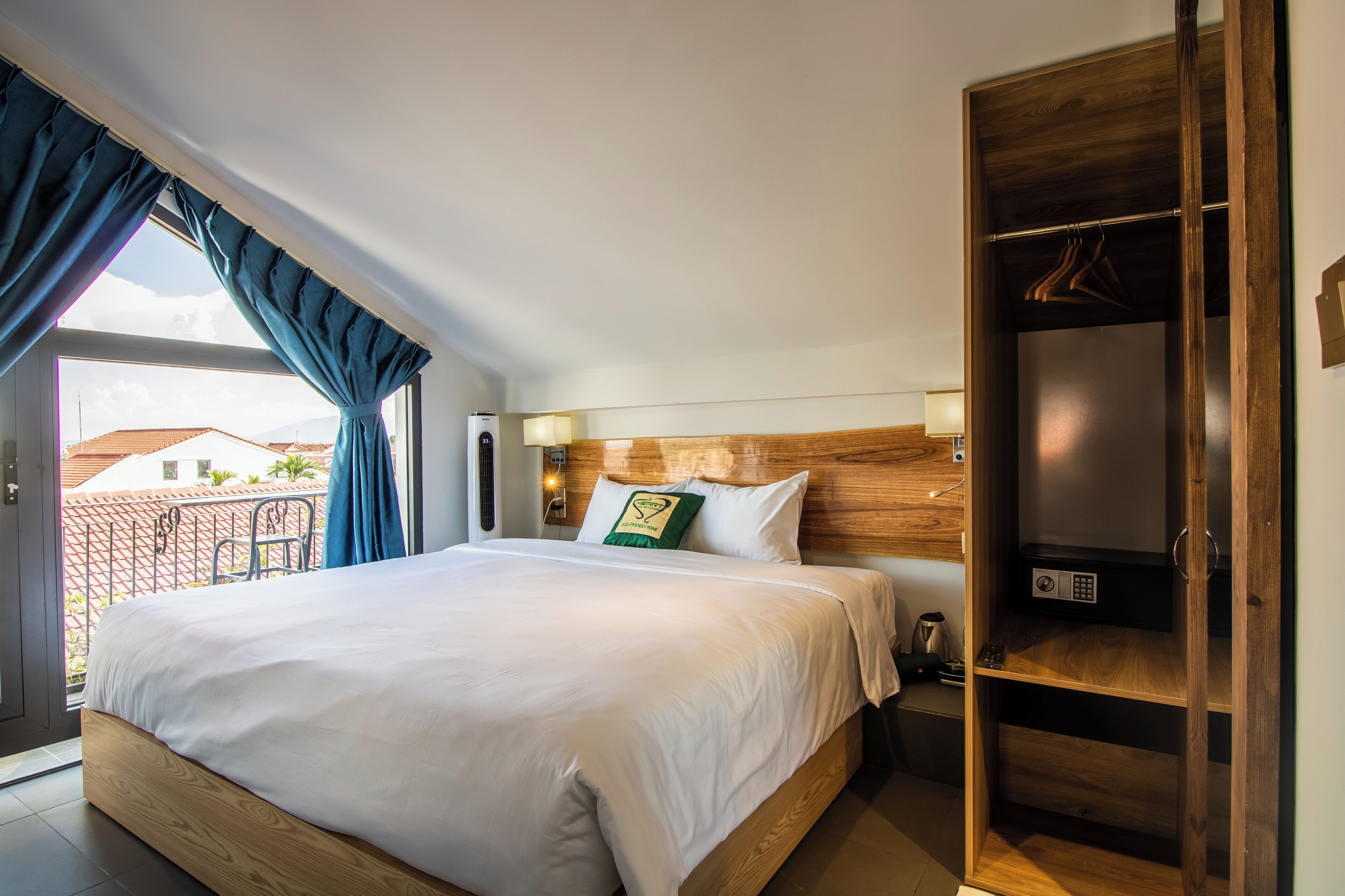 Kamar Basic, 1 Tempat Tidur King, pemandangan kota (Loft) | Seprai premium, selimut bulu angsa, minibar, dan brankas