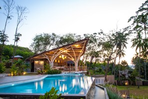 Outdoor pool, pool umbrellas, pool loungers - Jaiyen Eco Resort (Ko Yao)
