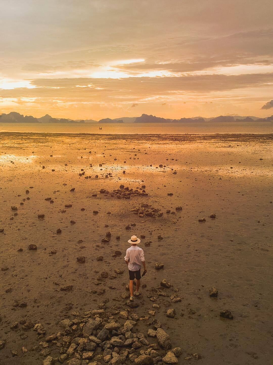 Rannalla, rantapyyhkeitä