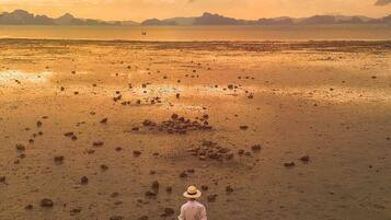 Rannalla, rantapyyhkeitä