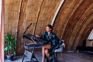 ซิกเนเจอร์บังกะโล | เครื่องนอนป้องกันสารก่อภูมิแพ้, มินิบาร์, ตู้นิรภัยในห้องพัก