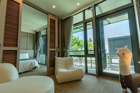 Family Room | Living area | 32-inch flat-screen TV with digital channels