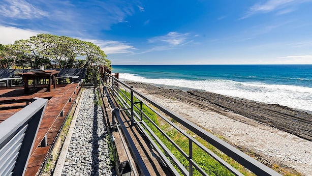 A seaside terrace with wooden benches and a railing overlooking the ocean. - Seaview Villa Coastal Estate (Shoufeng)