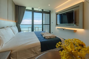 Cortinas blackout, wifi gratis y ropa de cama