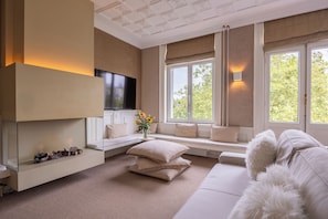 Romantic Studio Suite | 1 bedroom, in-room safe, blackout drapes, iron/ironing board