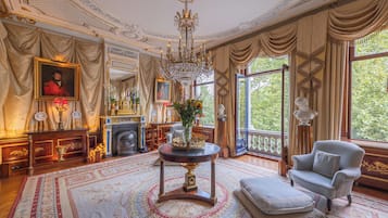 Royal appartement | Een kluis op de kamer, verduisterende gordijnen