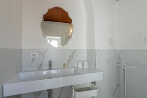 Classic Apartment, 3 Bedrooms, City View | Bathroom | Shower, eco-friendly toiletries, hair dryer, soap - S.maria Novella Suite (Florence)