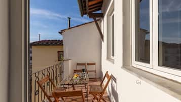 Classic Apartment, 3 Bedrooms, City View | Outdoor dining