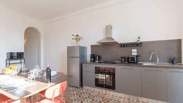 Classic Apartment, 3 Bedrooms, City View | Private kitchen