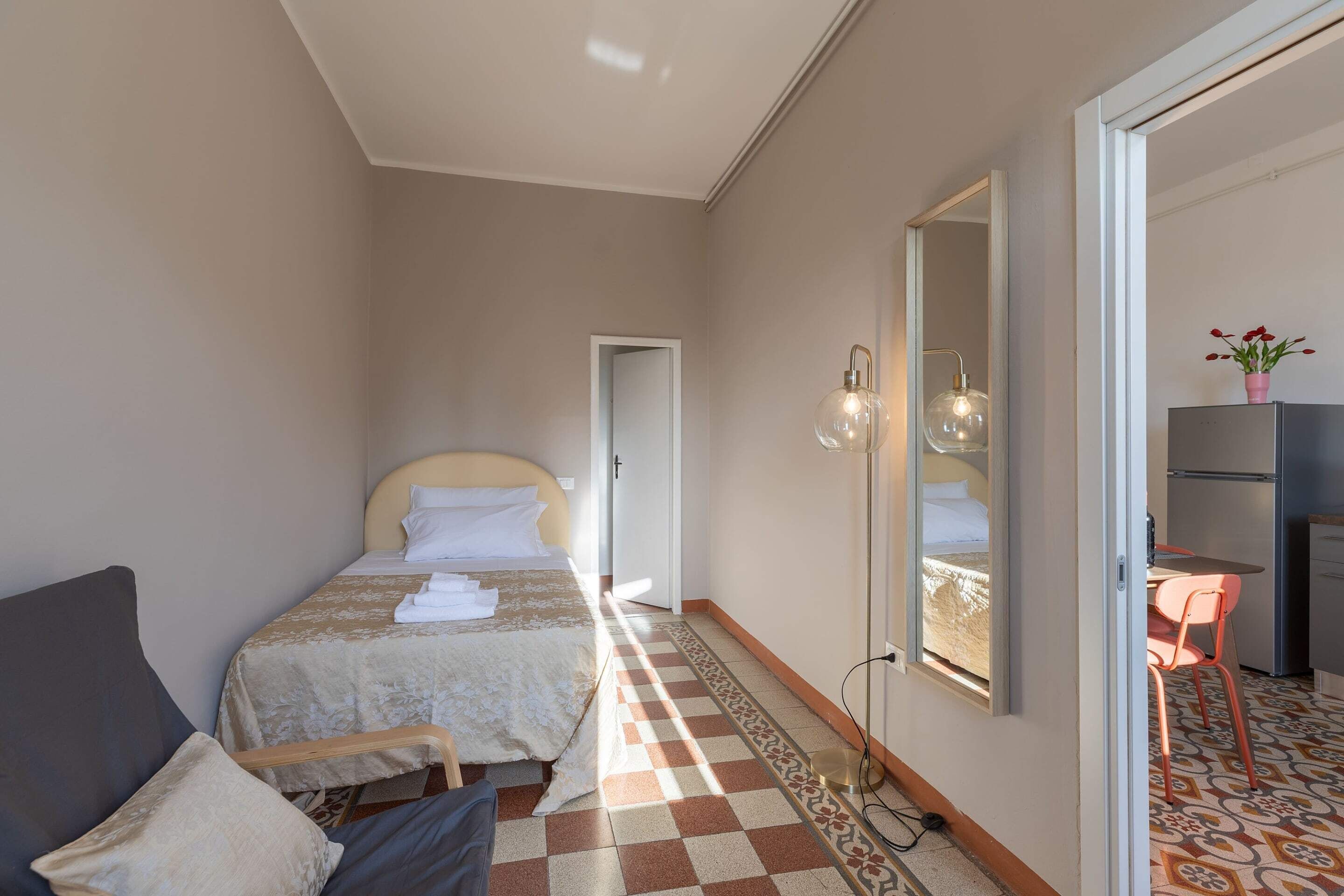 3 عدّة غرف نوم ومكتب ومساحة عمل للكمبيوتر المحمول ومكواة/لوح كي