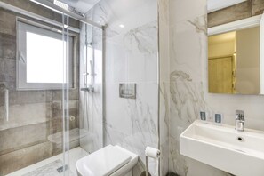 Basic-Apartment, Mehrere Betten | Badezimmer | Dusche, umweltfreundliche Kosmetikartikel, Haartrockner, Handtücher