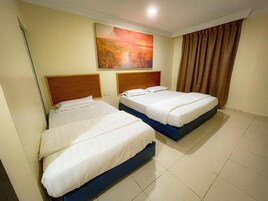 Comfort Double or Twin Room | Meja, seterika/papan seterika, Wi-fi percuma 