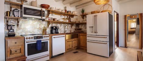 Coffee/tea maker, fridge, microwave, stovetop