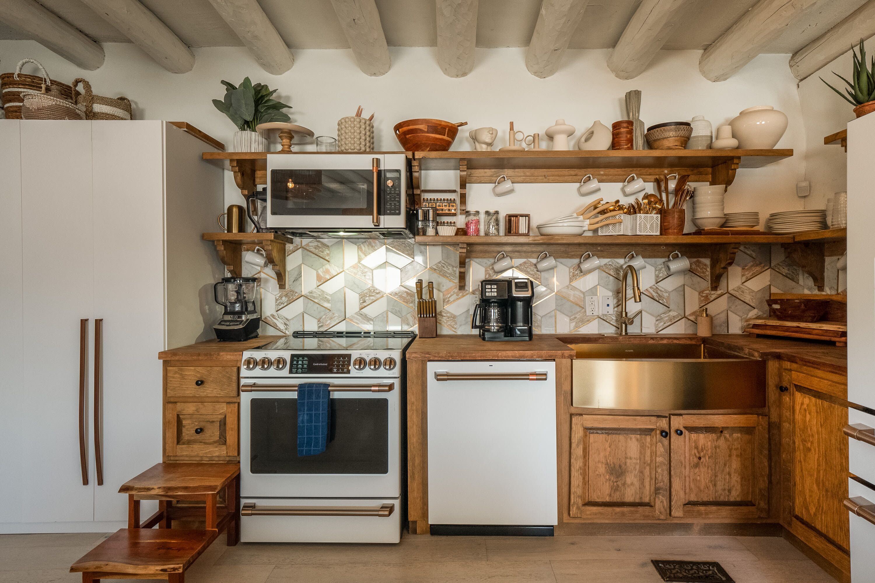 Réfrigérateur, micro-ondes, plaque de cuisson, lave-vaisselle