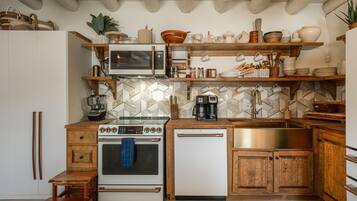 Réfrigérateur, four à micro-ondes, surface de cuisson, lave-vaisselle