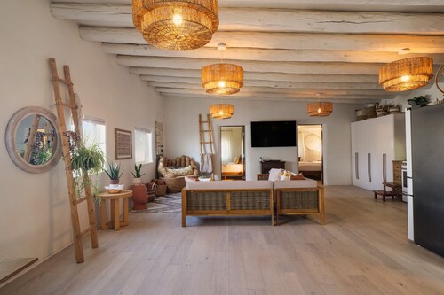 Paseo del Pueblo by Velo