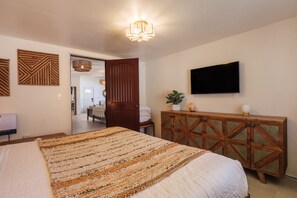 2 bedrooms, desk, WiFi, bed sheets