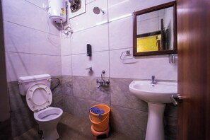 Quarto casal luxo | Banheiro | Chinelos