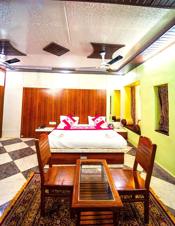 Quarto superior | 1 quarto, cofres nos quartos, quartos à prova de som, Wi-Fi de cortesia