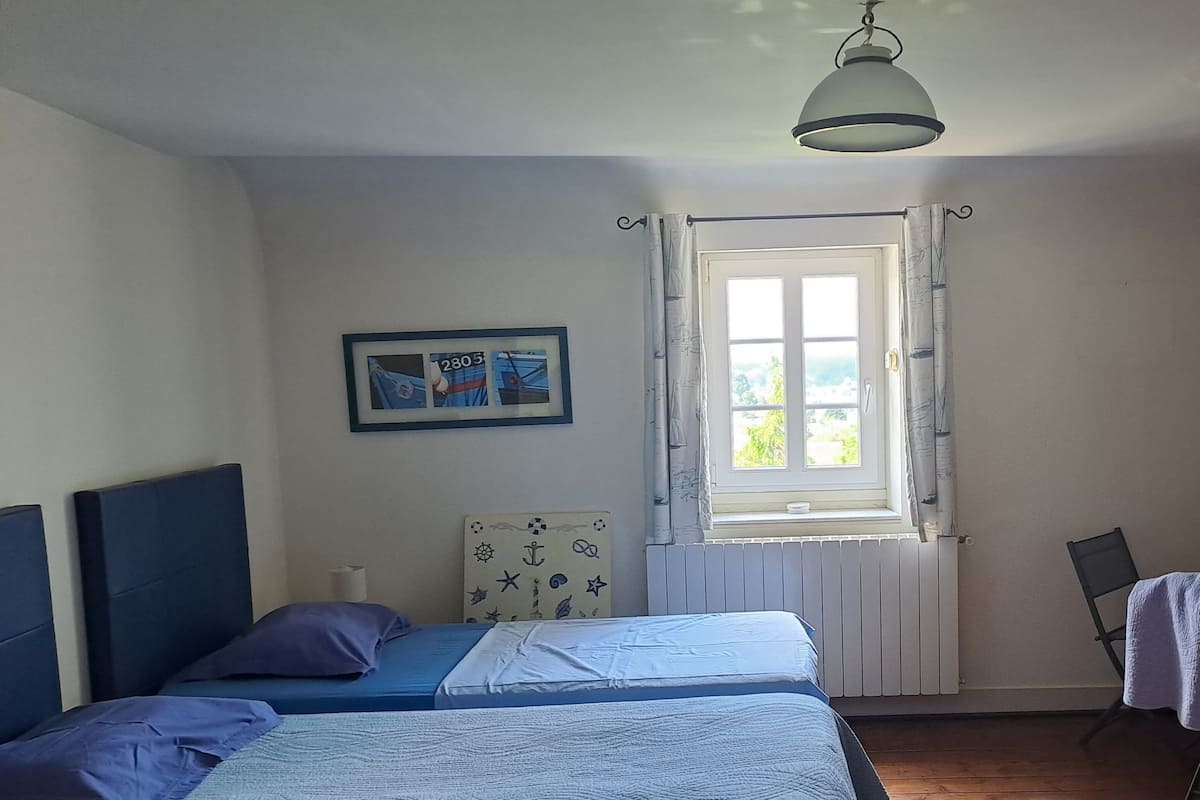 Quarto duplo clássico | Wi-Fi de cortesia, roupa de cama