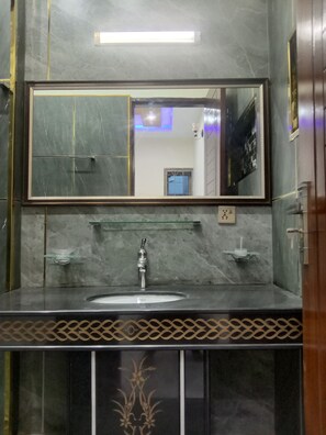 Dusche, Handtücher, Seife, Shampoo