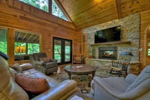 Een televisie, een open haard, videogames en boeken