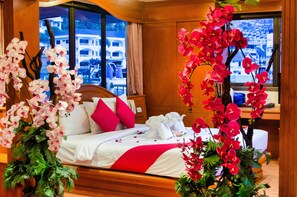 Minibar, in-room safe, desk, laptop workspace - Diva Patong Hotel (Patong)