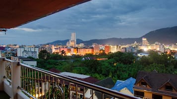 Roof Top Sea View Penthouse Jacuzzi Bar | Frigobar, cofres nos quartos, escrivaninha