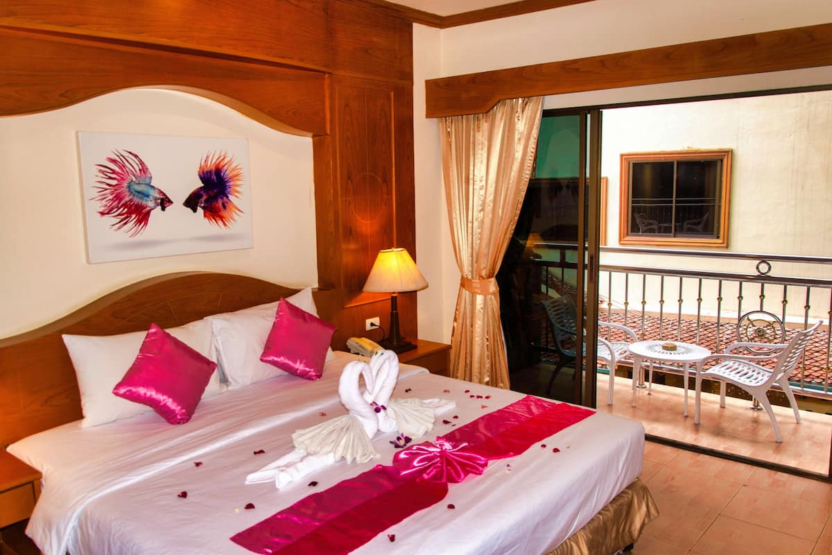 Deluxe Double Room | Minibar, in-room safe, desk, laptop workspace