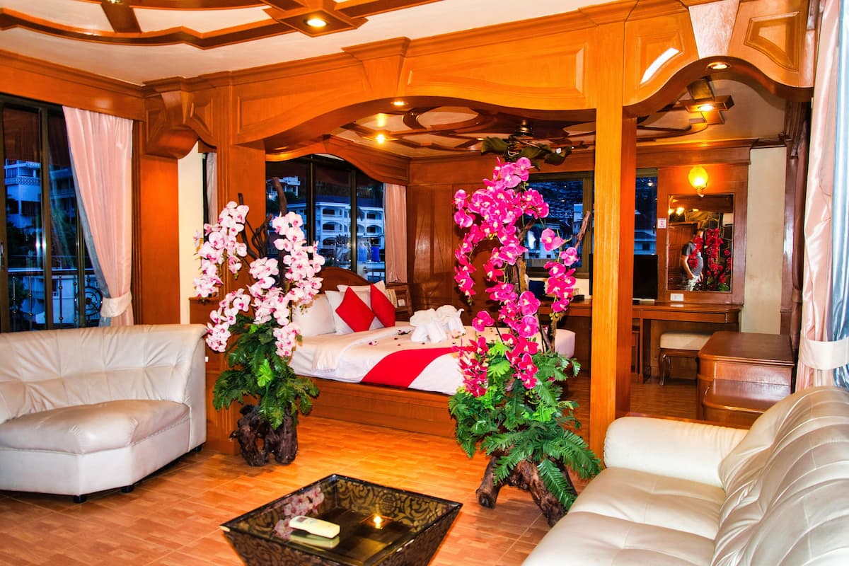 Roof Top Sea View Penthouse Jacuzzi | Minibar, in-room safe, desk, laptop workspace
