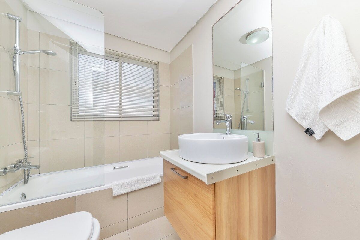 Une salle de bain moderne avec une baignoire, un lavabo et des toilettes.