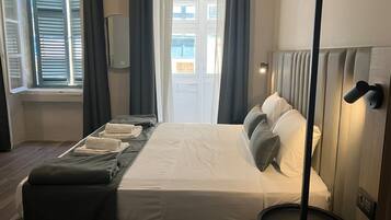 Habitación superior, balcón | Escritorio, insonorización, wifi gratis y ropa de cama