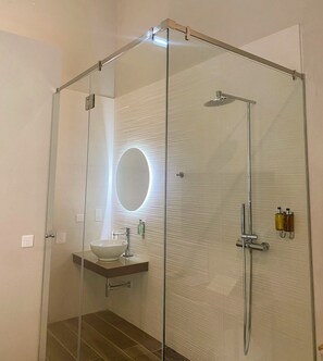 Superior-Zimmer | Badezimmer | Dusche, Handtücher, Seife, Shampoo