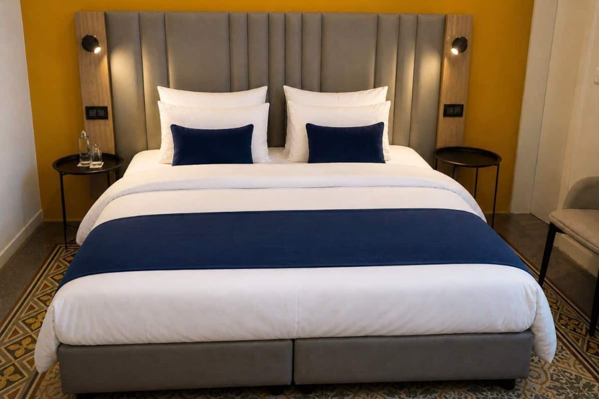 Escritorio, insonorización, wifi gratis y ropa de cama