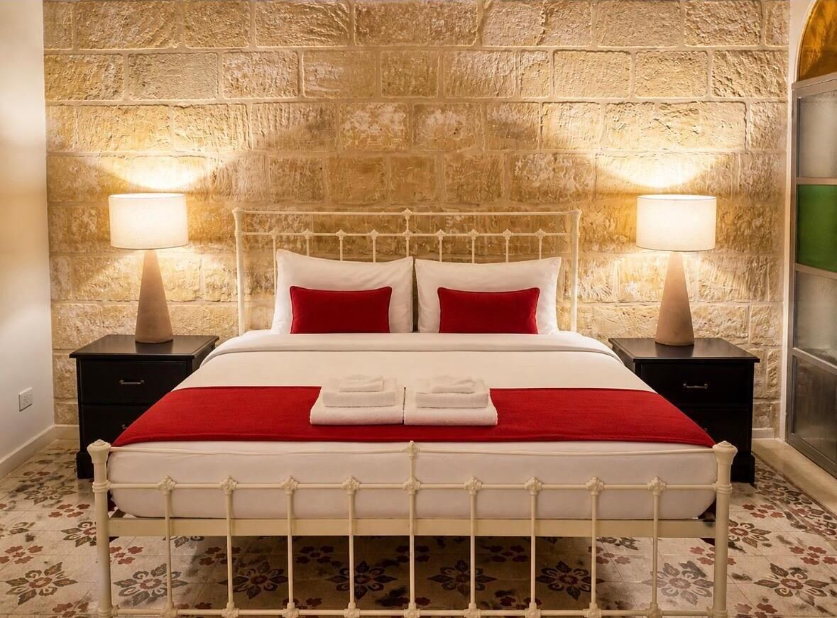 Escritorio, sistema de insonorización, wifi gratis y ropa de cama 