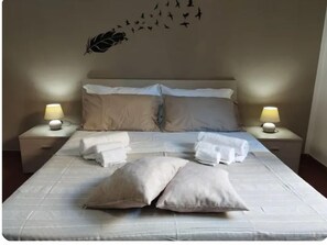 3 bedrooms, iron/ironing board, travel crib, WiFi - Historical center apartment.(Nina's house Venice) (Palermo)