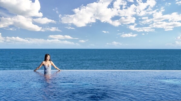 Seasonal outdoor pool - Sharp & Flat Hotel (Gyeongju)