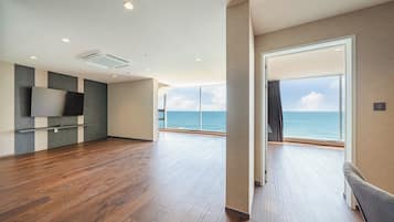 Royal Room | Blackout drapes, free WiFi, bed sheets
