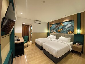 Habitación Deluxe con 2 camas individuales | 1 habitación, escritorio, wifi gratis y ropa de cama 