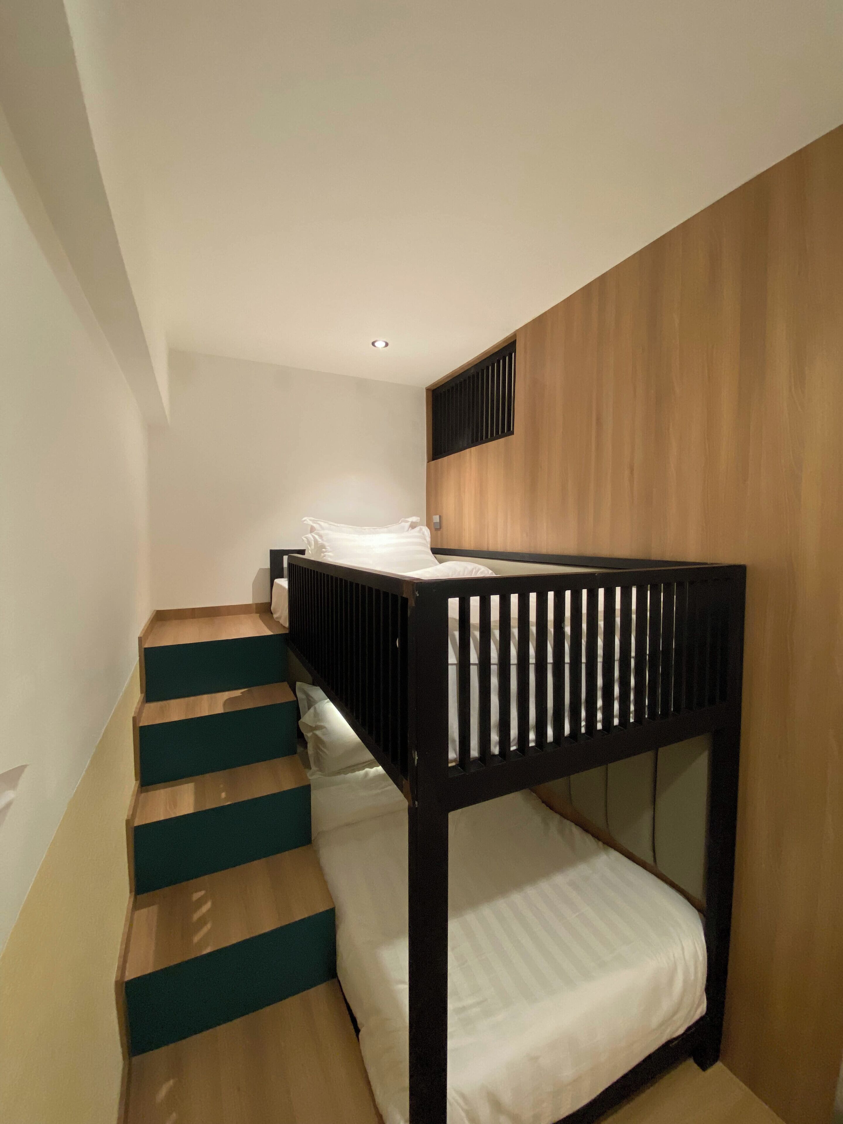 Family Room | Desk, soundproofing, free WiFi, bed sheets