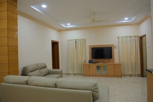 Egyptian cotton sheets, premium bedding, in-room safe